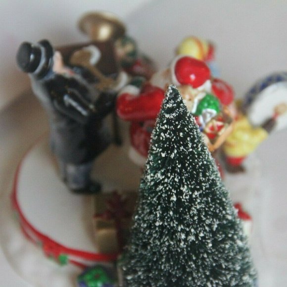 Dept 56 Snow Village Figurine 1997 Santa Comes To - Picture 4 of 5